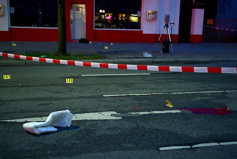 Von der Befragung der Zeugen erhofft sich die Polizei wichtige Hinweise bei der Suche nach dem Schützen. Ob sich die Männer und der Schütze kannten, teilte die Polizei zunächst nicht mit. Eine Mordkommission nahm Ermittlungen auf.