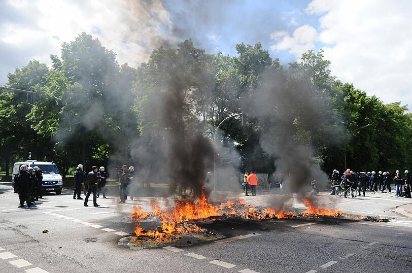 Brennende Straßenblockaden und aggressive Demonstranten: Bei einer Kundgebung von Rechtsextremisten zum "Tag der Deutschen Zukunft" kam es am Samstag in Hamburg zu schweren Ausschreitungen. Trotz eines Großaufgebots der Polizei mit mehreren tausend Beamten aus mehreren Bundesländern konnte sie Rechte und linke Gegendemonstranten nicht immer auseinanderhalten. Mehrere tausend Menschen und ein breites Bündnis aus Parteien, Gewerkschaften, Vereinen, Kirchen und anderen gesellschaftlichen Organisationen hatten sich gegen die rechte Kundgebung formiert.