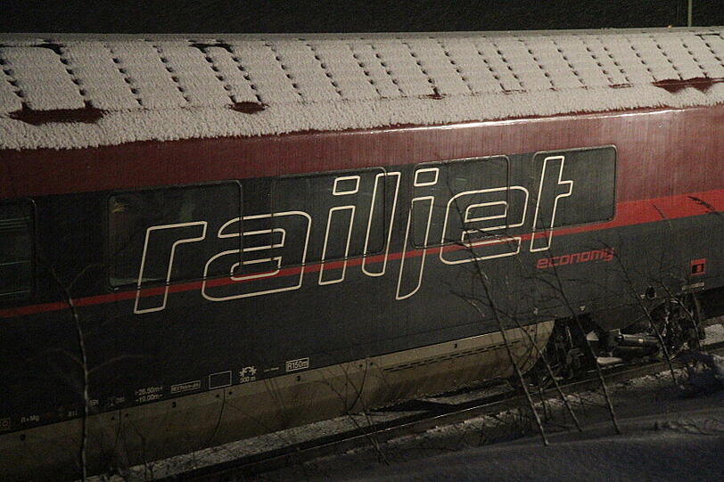 In Surberg bei Traunstein kollidiert ein Railjet-Zug mit dem Auto einer Rentnerin, das auf die Gleise gerutscht ist. Das Auto wird von der Wucht des Aufpralls in zwei Teile zerrissen. Verletzt wird glücklicherweise niemand.
