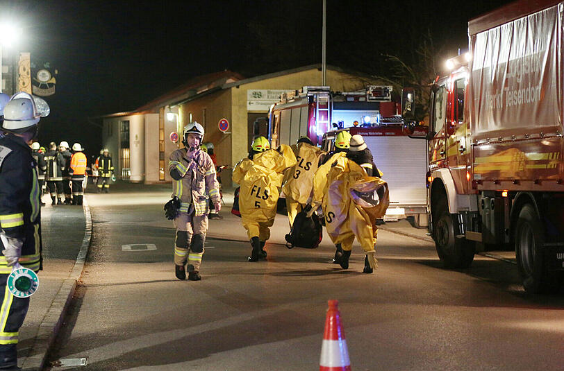 Die Einsatzkräfte im Einsatz beim Chemieunfall in Teisendorf.