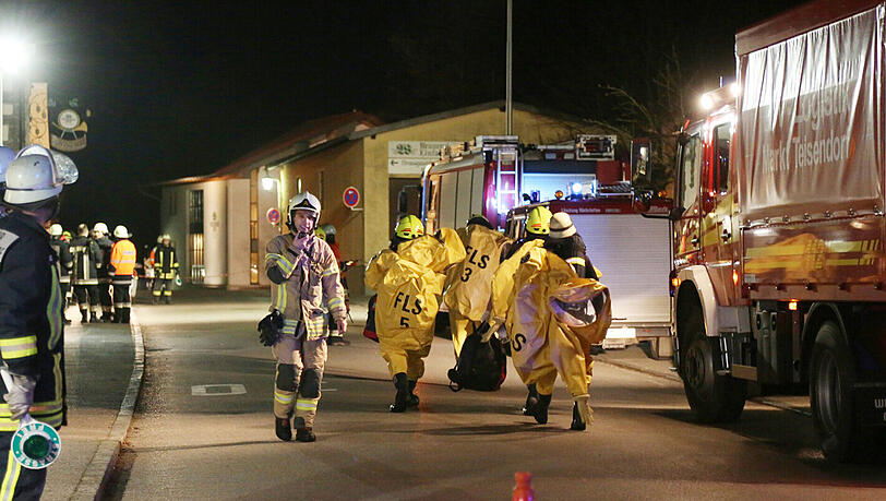 Die Einsatzkräfte im Einsatz beim Chemieunfall in Teisendorf. Die Einsatzkräfte im Einsatz beim Chemieunfall in Teisendorf.