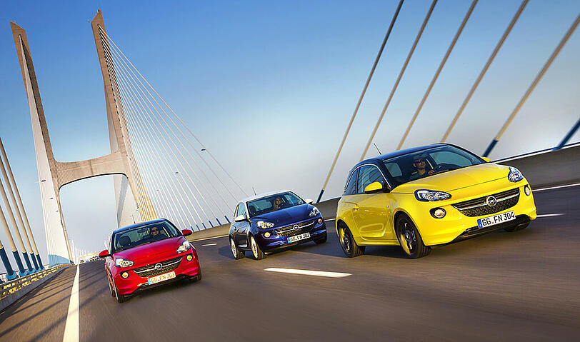 Viele, viele bunte Adams: So farbenfroh wie diese kleinen Opel-Flitzer sind die wenigsten Autos in Deutschland, meist wählen Autokäufer Weiß und Grau.