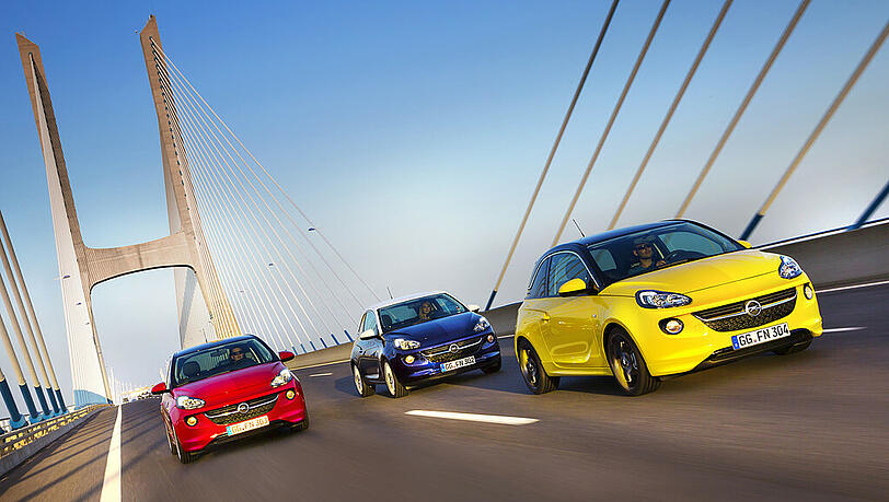 Viele, viele bunte Adams: So farbenfroh wie diese kleinen Opel-Flitzer sind die wenigsten Autos in Deutschland, meist wählen Autokäufer Weiß und Grau. Viele, viele bunte Adams: So farbenfroh wie diese kleinen Opel-Flitzer sind die wenigsten Autos in Deutschland, meist wählen Autokäufer Weiß und Grau.