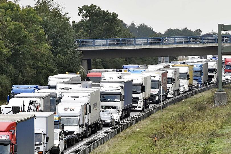 Nach dem Unfall mit drei Lastwagen auf der A99 kam es zu kilometerlangen Rückstaus.