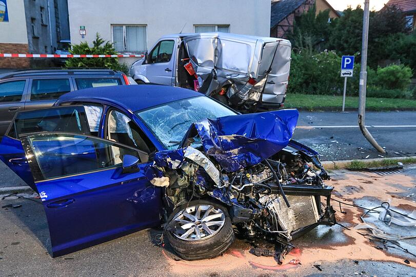Spektakuläre Szenen im Landkreis Coburg: Ein 19-Jähriger will sich einer Polizeikontrolle entziehen und hinterlässt eine Spur der Verwüstung - die Bilder vom Einsatz.