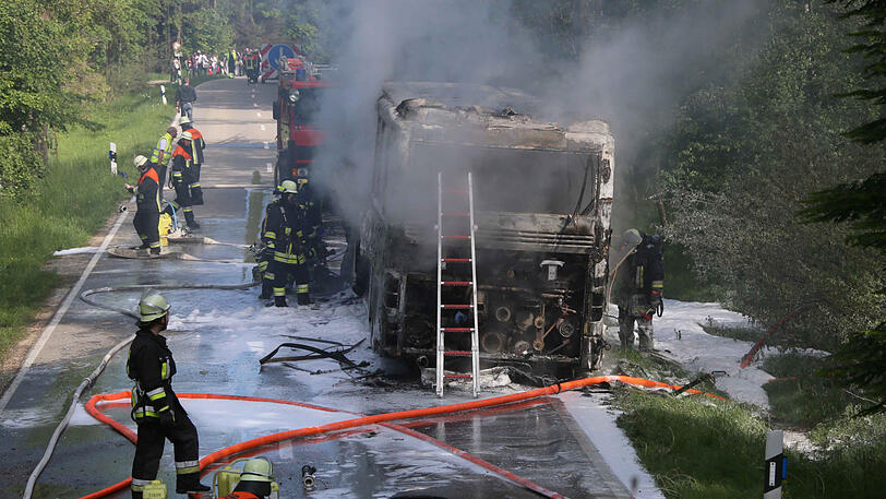 Der Bus ist völlig ausgebrannt - verletzt wurde glücklicherweise niemand.