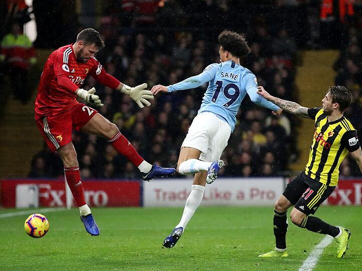 ManCitys Leroy Sané (M) trifft zum 1:0 in Watford.