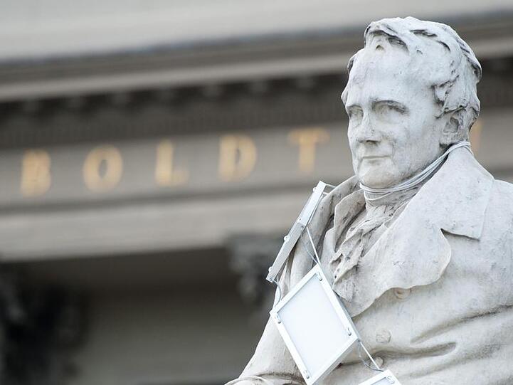 Alexander von Humboldt vor dem Eingang der Humboldt-Universität in Berlin.