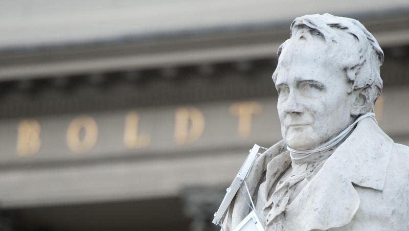 Alexander von Humboldt vor dem Eingang der Humboldt-Universität in Berlin. Alexander von Humboldt vor dem Eingang der Humboldt-Universität in Berlin.