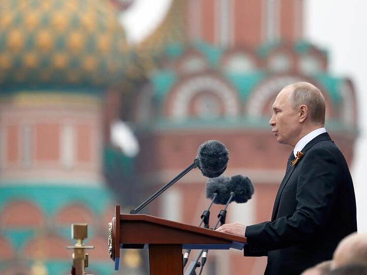 Wladimir Putin spricht während der Militärparade, mit der an das Ende des Zweiten Weltkriegs erinnert wird. Der 9. Mai wird als "Tag des Sieges" über Hitlerdeutschland gefeiert.