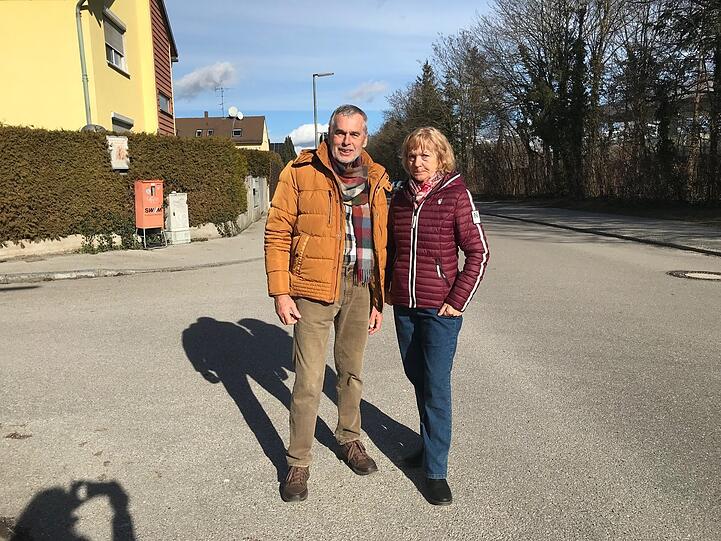 Joseph Wohlfart (73) lebt in der Siedlung, seit er ein kleiner Bub war, Cäcilie Magnussen (68) seit 1970 - hier braucht's keine Tram, finden sie.