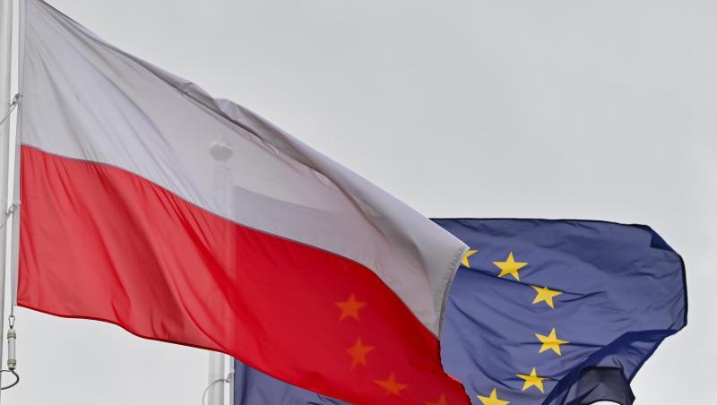 Die EU-Flagge hinter den Farben Polens.