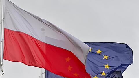 Die EU-Flagge hinter den Farben Polens.