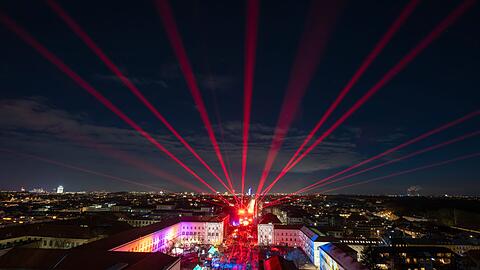 Eine Lasershow auf der Silvestermeile auf der Ludwigstra&szlig;e in M&uuml;nchen.