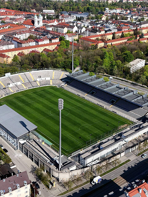 In die Jahre gekommen: Die L&ouml;wen-Heimst&auml;tte Gr&uuml;nwalder Stadion.