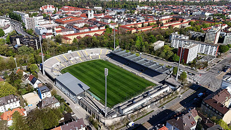 In die Jahre gekommen: Die L&ouml;wen-Heimst&auml;tte Gr&uuml;nwalder Stadion.