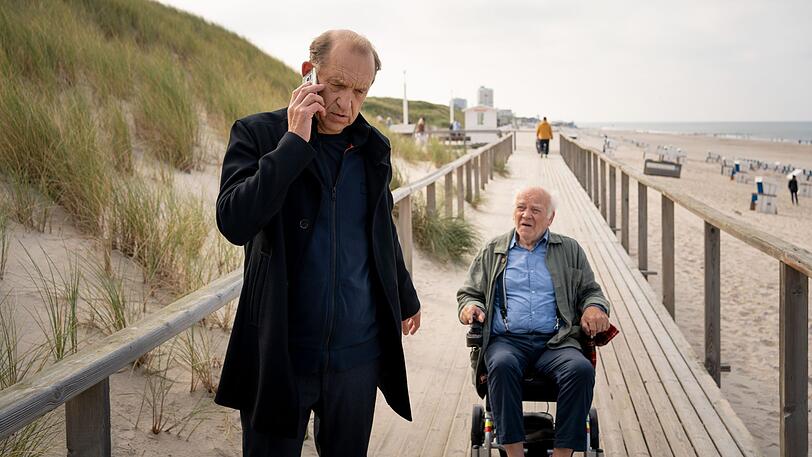 Carl Sievers (Peter Heinrich Brix) ist mit Henrik Müller (Peter Franke) am Strand unterwegs. Carl Sievers (Peter Heinrich Brix) ist mit Henrik Müller (Peter Franke) am Strand unterwegs.