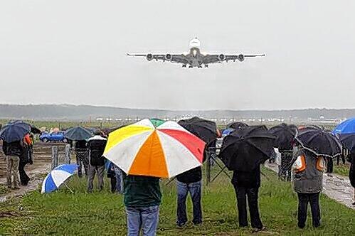 Trotz Regens kamen rund 10.000 Flugzeug-Begeisterte zum Airbus-Schauen.
