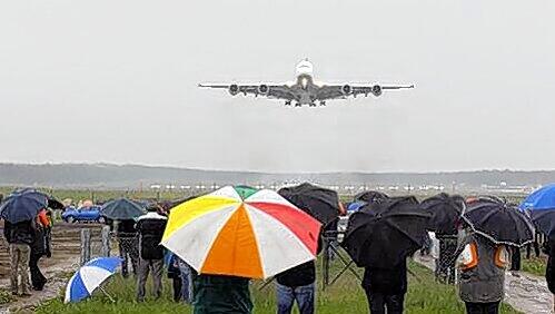 Trotz Regens kamen rund 10.000 Flugzeug-Begeisterte zum Airbus-Schauen. Trotz Regens kamen rund 10.000 Flugzeug-Begeisterte zum Airbus-Schauen.