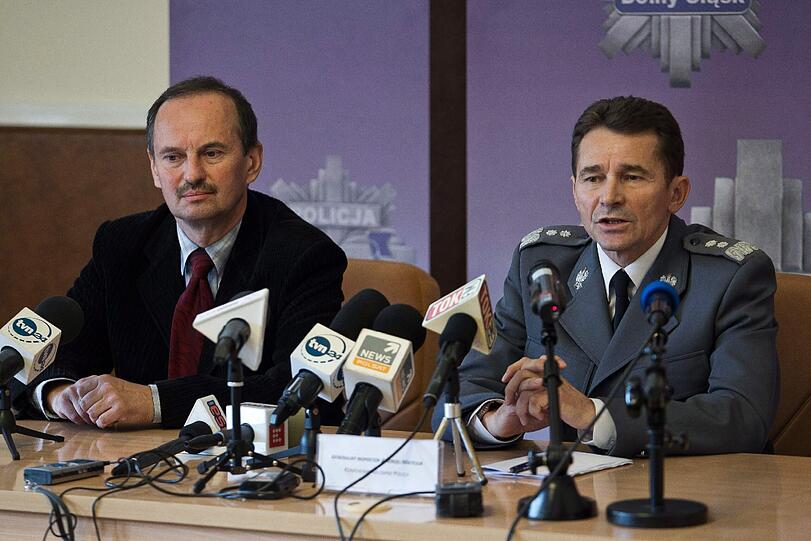In der Presskonferenz: Der Polnische Polizeichef Andrzej Matejuk (R) und sein Vize Wieslaw Bilski (L)