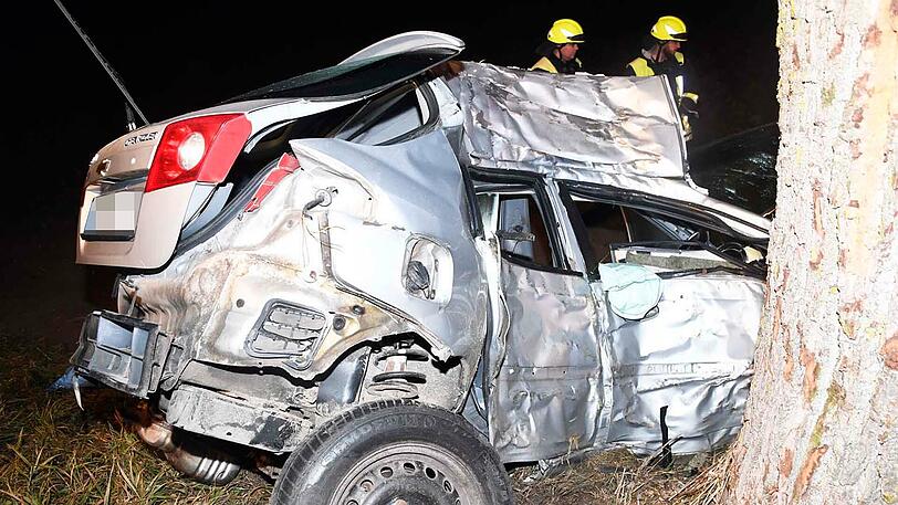 Der Mann kam von der Straße ab und krachte mit seinem Auto gegen einen Baum - er starb noch am Unfallort.