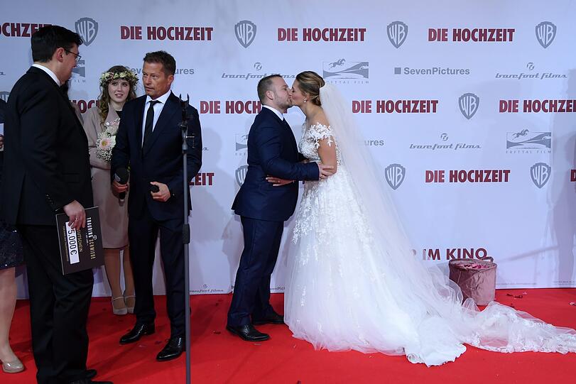 Til Schweiger mit dem Brautpaar Nadine Thomann und Mario Koras