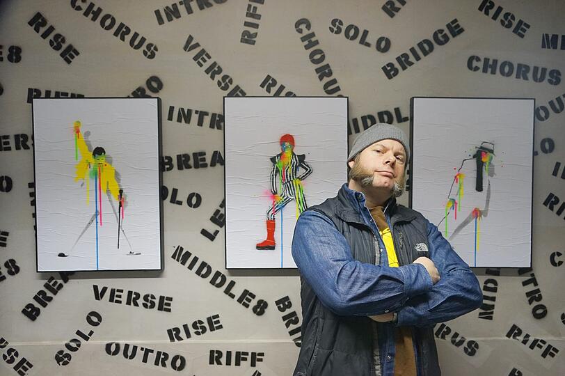 Künstler ELIOT the SUPER bei seinen Kunstwerken zu Freddy Mercury (Queen), David Bowie, Michael Jackson bei  Closing Weekend einer Zwischennutzung im Kunstlabor.