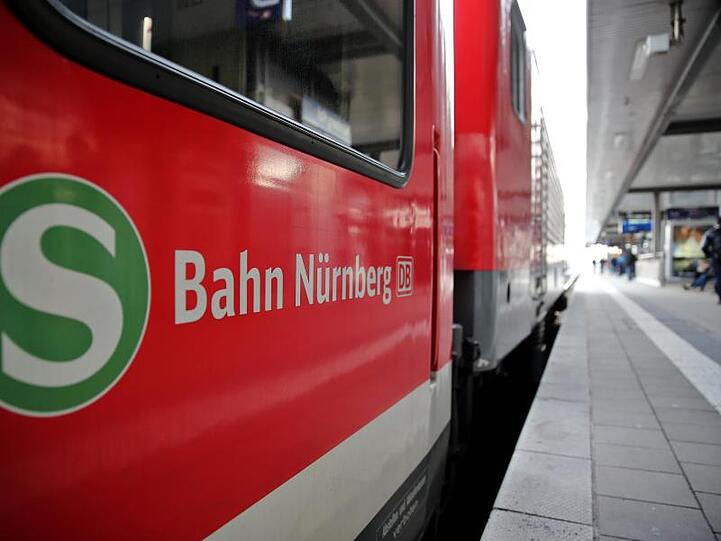 Ein S-Bahn steht am Gleis im Hauptbahnhof in Nürnberg.