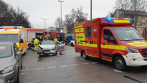 Auf der Balanstraße kollidierte ein Audi mit einem Rettungswagen der Feuerwehr.