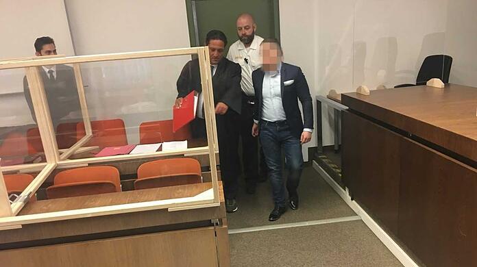 Verteidiger Ömer Sahinci zeigt dem Angeklagten seinen Platz.