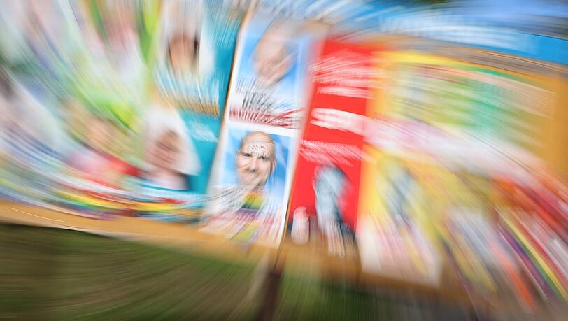 Eine Plakatwand mit Plakaten verschiedener Parteien zur bayerischen Landtagswahl 2023.
