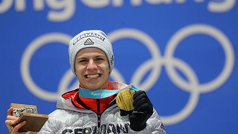Olympiasieger Andreas Wellinger aus Deutschland jubelt bei der Medaillenvergabe über die Goldmedaille.