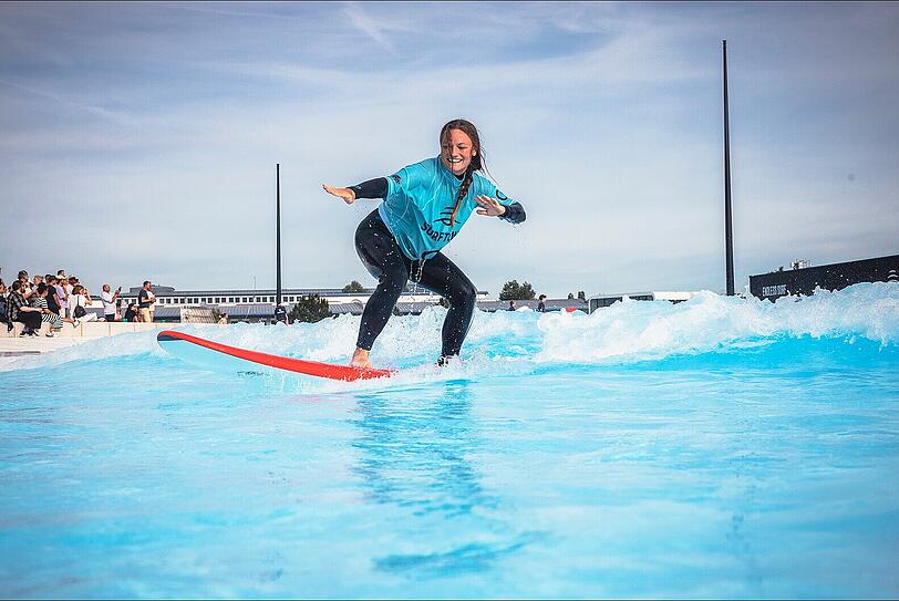 Eine Surferin genießt die perfekten Wellen in der O2 SURFTOWN MUC. Eine Surferin genießt die perfekten Wellen in der O2 SURFTOWN MUC.