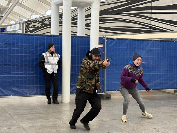 Eines der Szenarien aus der Übung: Ein bewaffneter Täter wird von der Polizei am Bahnsteig gestellt und eröffnet sofort mit seiner Pistole das Feuer auf die Beamten. Eine Frau aus der U-Bahn, die der Angreifer als Geisel festhält, reagiert in der Extremsituation panisch. Eines der Szenarien aus der Übung: Ein bewaffneter Täter wird von der Polizei am Bahnsteig gestellt und eröffnet sofort mit seiner Pistole das Feuer auf die Beamten. Eine Frau aus der U-Bahn, die der Angreifer als Geisel festhält, reagiert in der Extremsituation panisch.