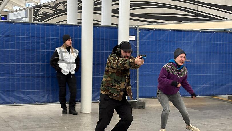 Eines der Szenarien aus der Übung: Ein bewaffneter Täter wird von der Polizei am Bahnsteig gestellt und eröffnet sofort mit seiner Pistole das Feuer auf die Beamten. Eine Frau aus der U-Bahn, die der Angreifer als Geisel festhält, reagiert in der Extremsituation panisch. Eines der Szenarien aus der Übung: Ein bewaffneter Täter wird von der Polizei am Bahnsteig gestellt und eröffnet sofort mit seiner Pistole das Feuer auf die Beamten. Eine Frau aus der U-Bahn, die der Angreifer als Geisel festhält, reagiert in der Extremsituation panisch.