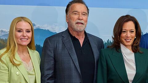 Arnold Schwarzenegger mit Heather Milligan (l.) und Kamala Harris in Wien.