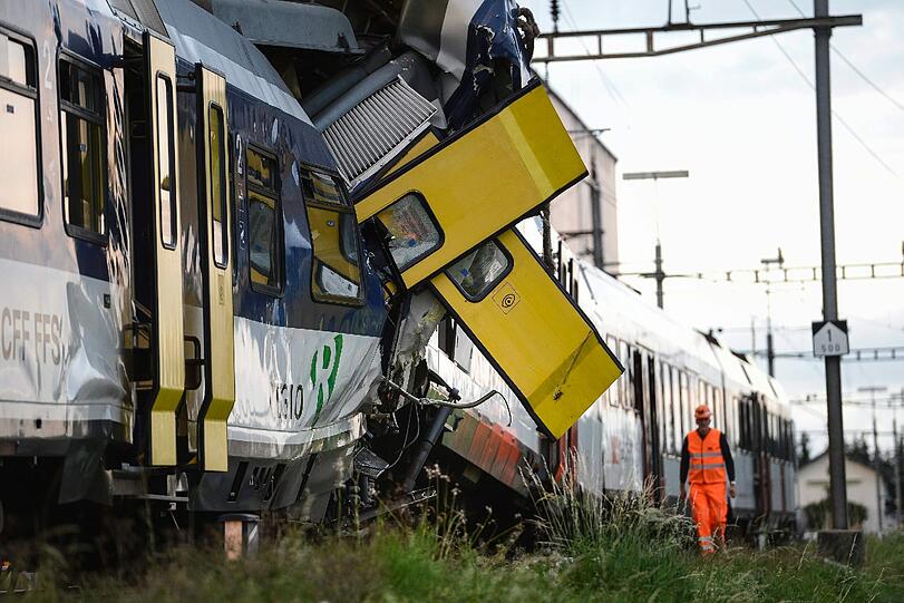 Im Westen der Schweiz sind zwei Regionalzüge frontal zusammengestoßen.
