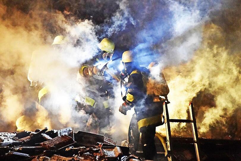 Der Holzschuppen stand komplett in Flammen. Die Bilder vom Einsatz!