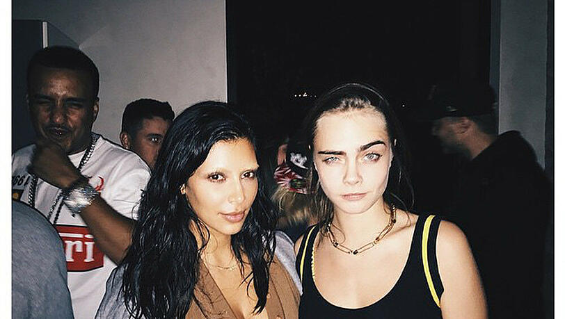 Wo sind Ihre Augenbrauen hin, Frau Kardashian? - Das frägt sich sicher auch Cara Delevingne (r.) Wo sind Ihre Augenbrauen hin, Frau Kardashian? - Das frägt sich sicher auch Cara Delevingne (r.)