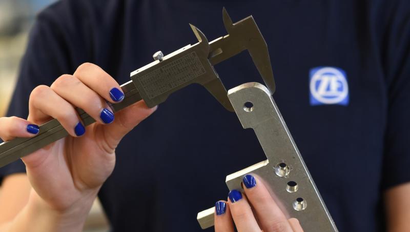 Eine Auszubildende misst ein Werkstück mit einer Schieblehre aus. Immer mehr Mädchen streben in bestimmte bei Jungs beliebte Ausbilungsberufe und umgekehrt. Eine Auszubildende misst ein Werkstück mit einer Schieblehre aus. Immer mehr Mädchen streben in bestimmte bei Jungs beliebte Ausbilungsberufe und umgekehrt.
