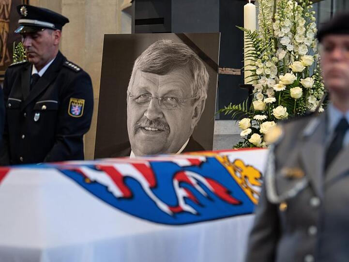 Das Konterfei von Walter Lübcke neben dem Sarg beim Trauergottesdienst in Kassel im vergangenen Jahr.