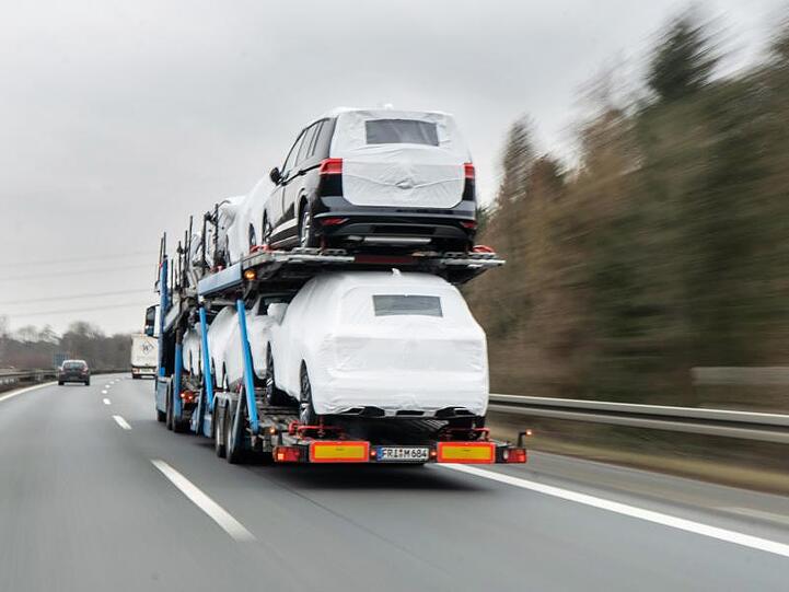 Ein Autotransporter mit Neuwagen fährt über die Bundesstraße B3.