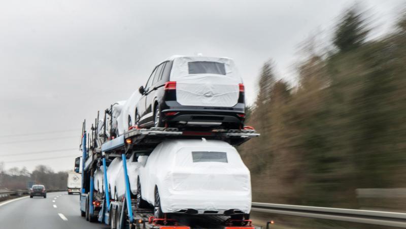 Ein Autotransporter mit Neuwagen fährt über die Bundesstraße B3. Ein Autotransporter mit Neuwagen fährt über die Bundesstraße B3.