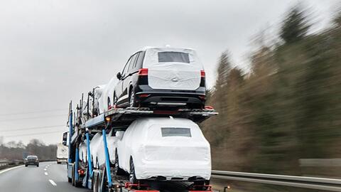 Ein Autotransporter mit Neuwagen fährt über die Bundesstraße B3.