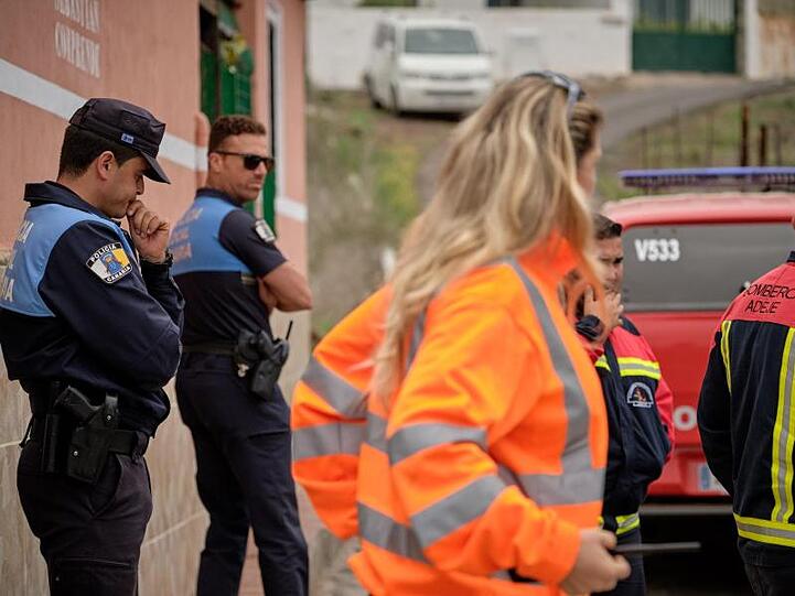 Polizisten und Einsatzkräfte der Feuerwehr in Santa Cruz de Tenerife.