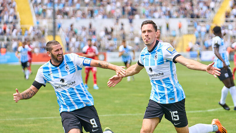 Das Sturmduo Sascha Mölders (l.) und Marcel Bär hält zusammen.