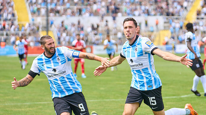 Das Sturmduo Sascha Mölders (l.) und Marcel Bär hält zusammen.