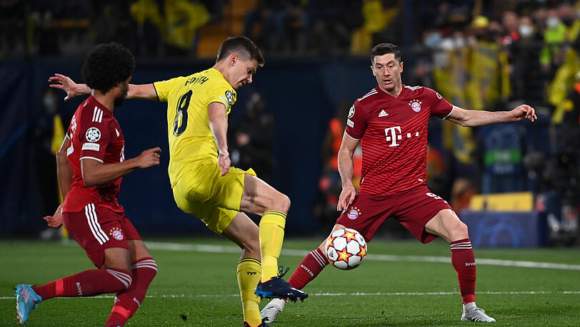 Robert Lewandowski (r.) und Serge Gnabry (l.) nehmen Villarreals Juan Foyth in die Zange. Robert Lewandowski (r.) und Serge Gnabry (l.) nehmen Villarreals Juan Foyth in die Zange.