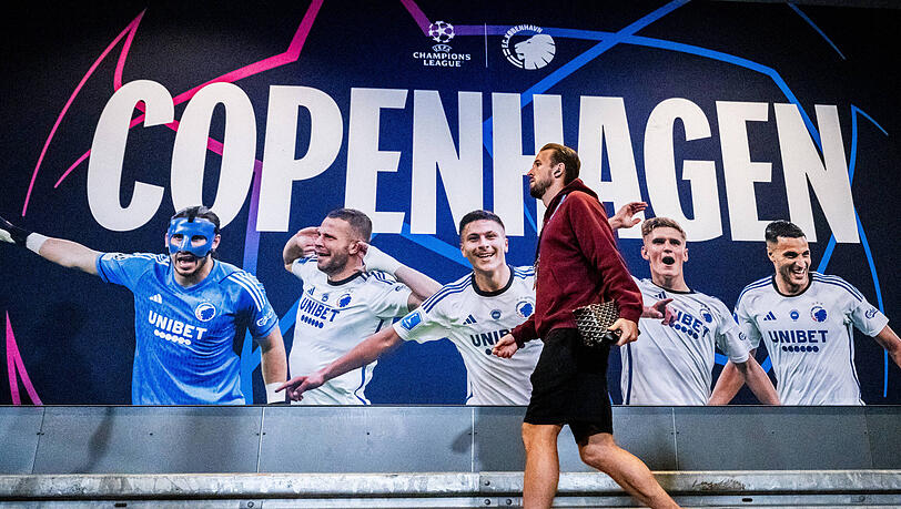 Ankunft im fremden Stadion: Ein bekanntes Gefühl für Harry Kane und die Seinen in den letzten Wochen. Ankunft im fremden Stadion: Ein bekanntes Gefühl für Harry Kane und die Seinen in den letzten Wochen.