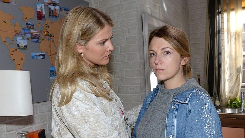 "Sturm der Liebe": Alicia (l.) kann sich Lillys Stimmungstief nicht erklären.